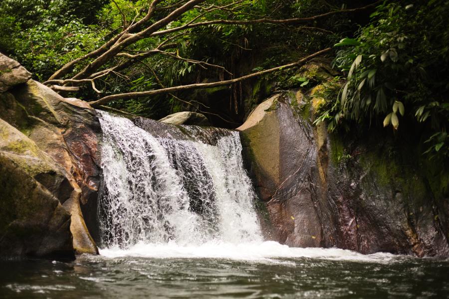 Cascada pequeña en Minca, Colombia